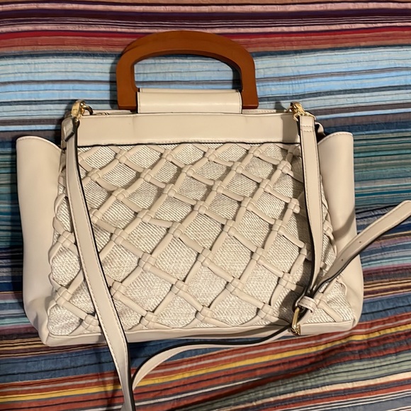 Crossbody satchel with wooden handles and crossbody strap - Picture 3 of 8